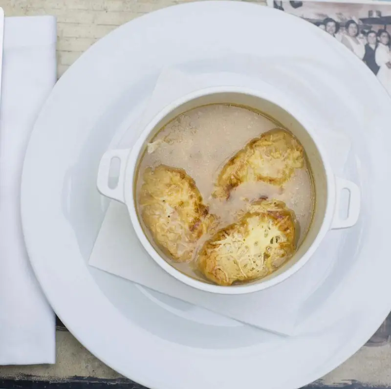 Sopa de ceba gratinada amb pa torrat i formatge a Pinxo