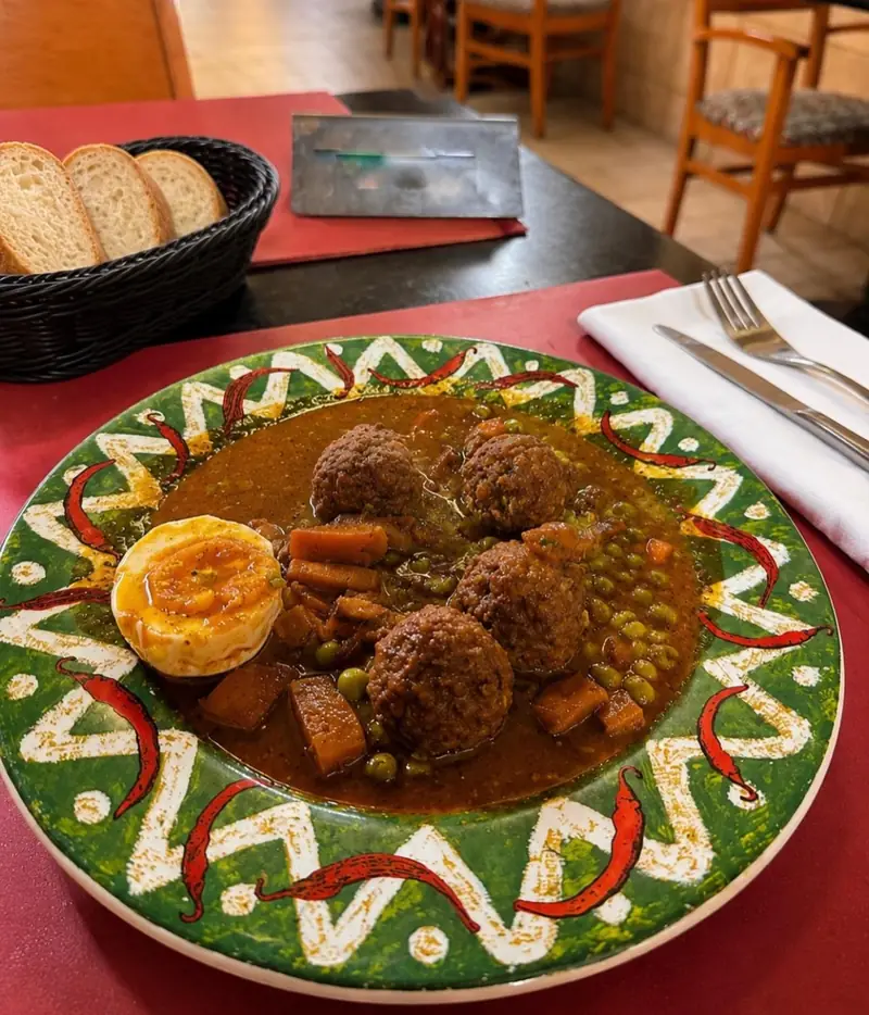 Mandonguilles amb pèsols i ou servides a Pinxo